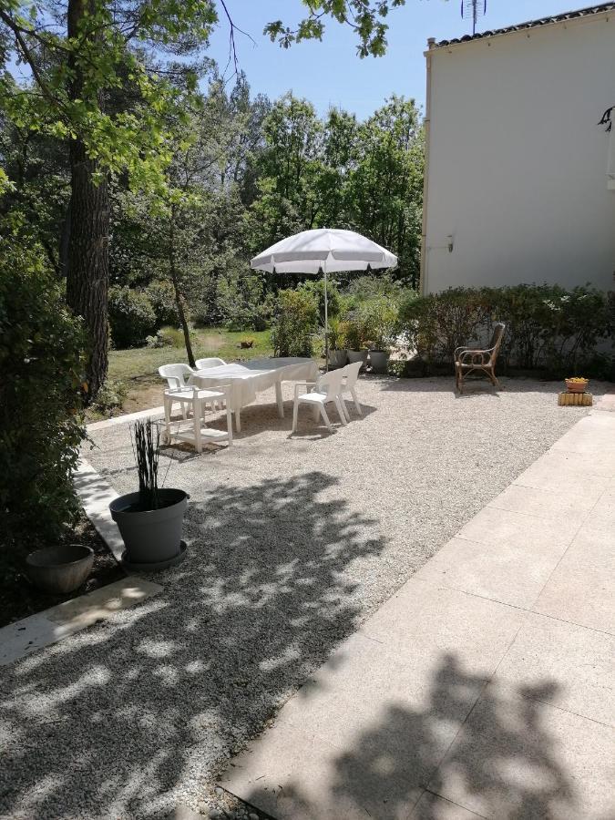 Le Clos Zinou Lambesc Esterno foto